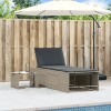 2 db világosszürke polyrattan napozóágy asztallal