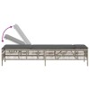 2 db világosszürke polyrattan napozóágy asztallal
