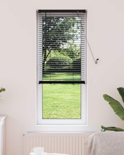 Zsaluzia fekete 150 x 40 cm 25 mm pvc