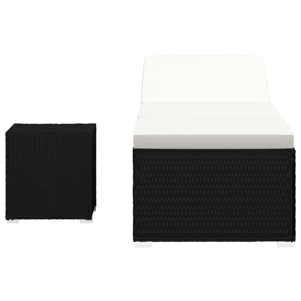 Krémfehér polyrattan napozóágy párnával és teázóasztallal