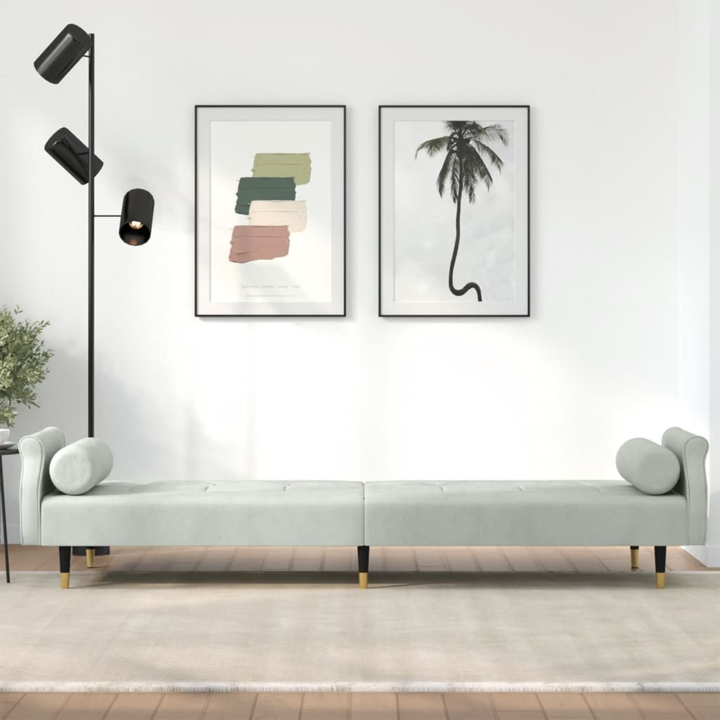 Világosszürke bársony kanapéágy párnákkal