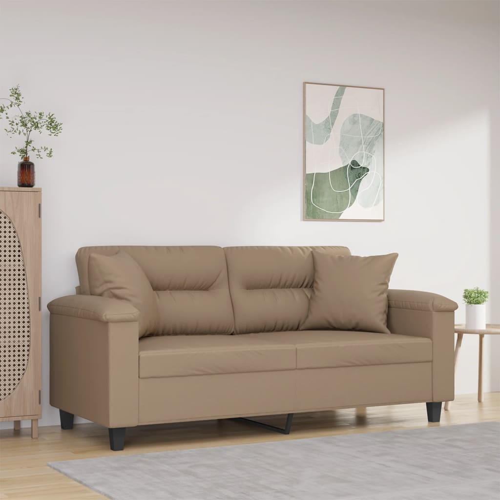 2 személyes cappuccino színű műbőr kanapé díszpárnákkal 140 cm 2 személyes cappuccino színű műbőr kanapé díszpárnákkal 140 cm