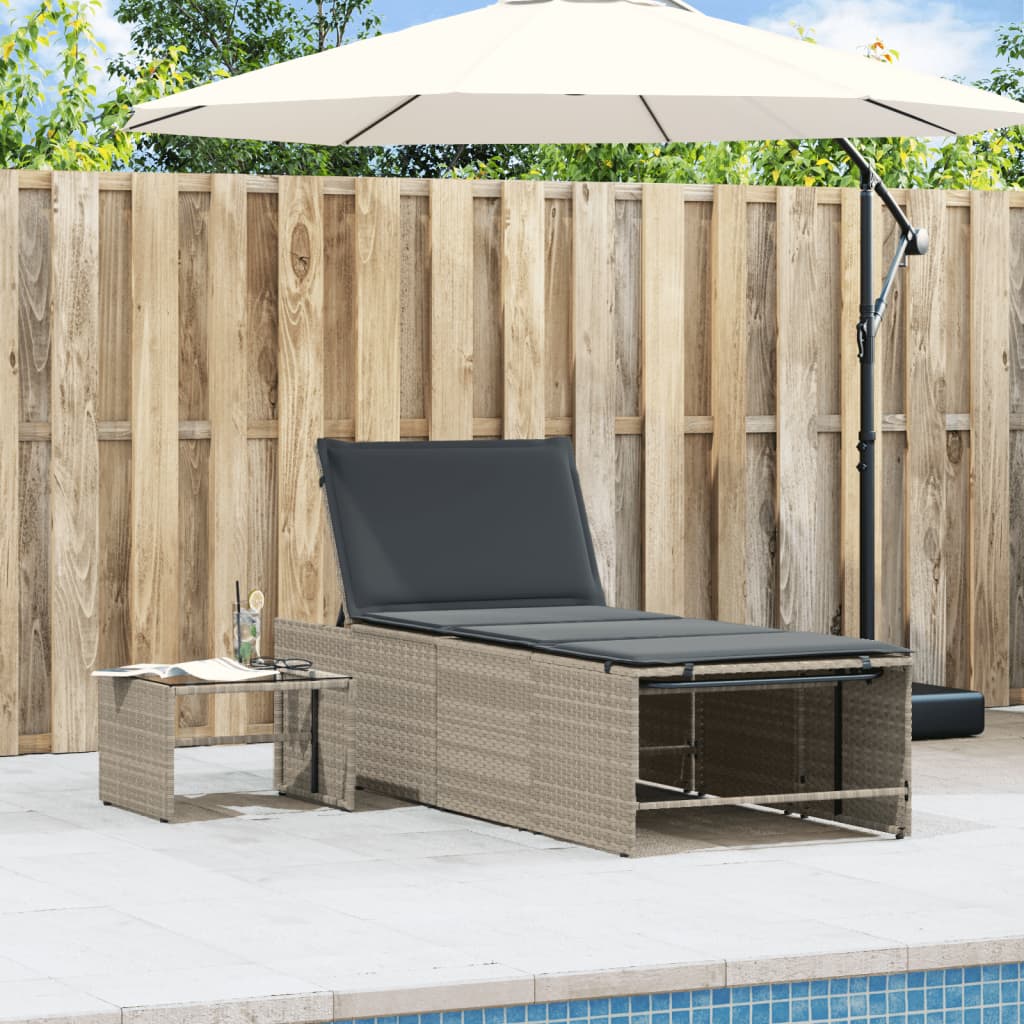 2 db világosszürke polyrattan napozóágy asztallal