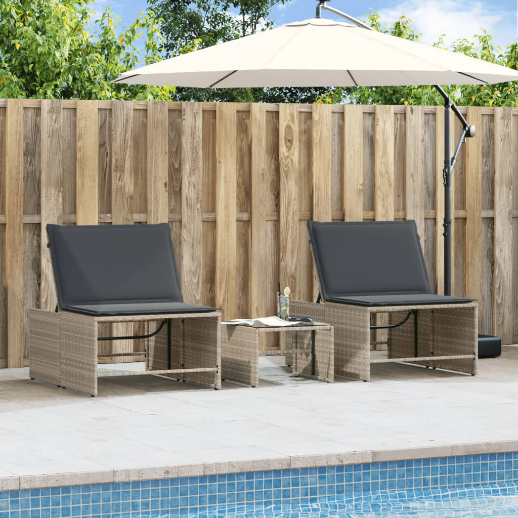 2 db világosszürke polyrattan napozóágy asztallal