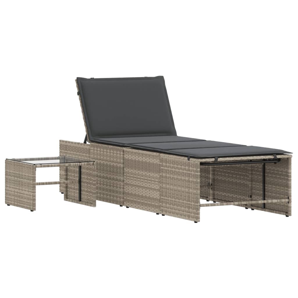 2 db világosszürke polyrattan napozóágy asztallal