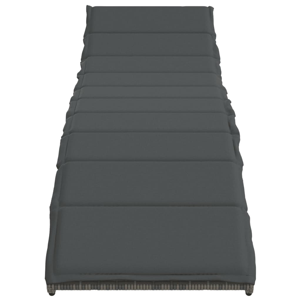 2 db szürke polyrattan napozóágy asztallal