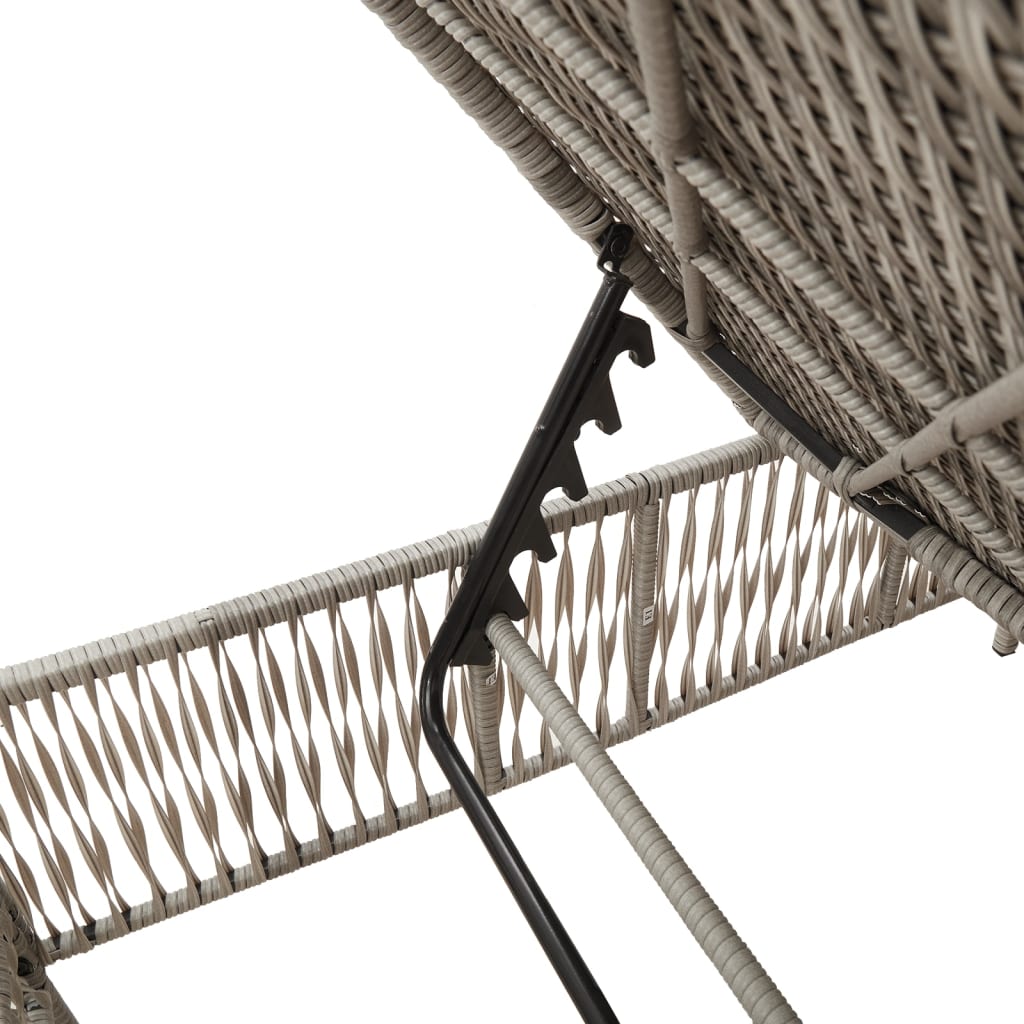 2 db világosszürke polyrattan napozóágy asztallal