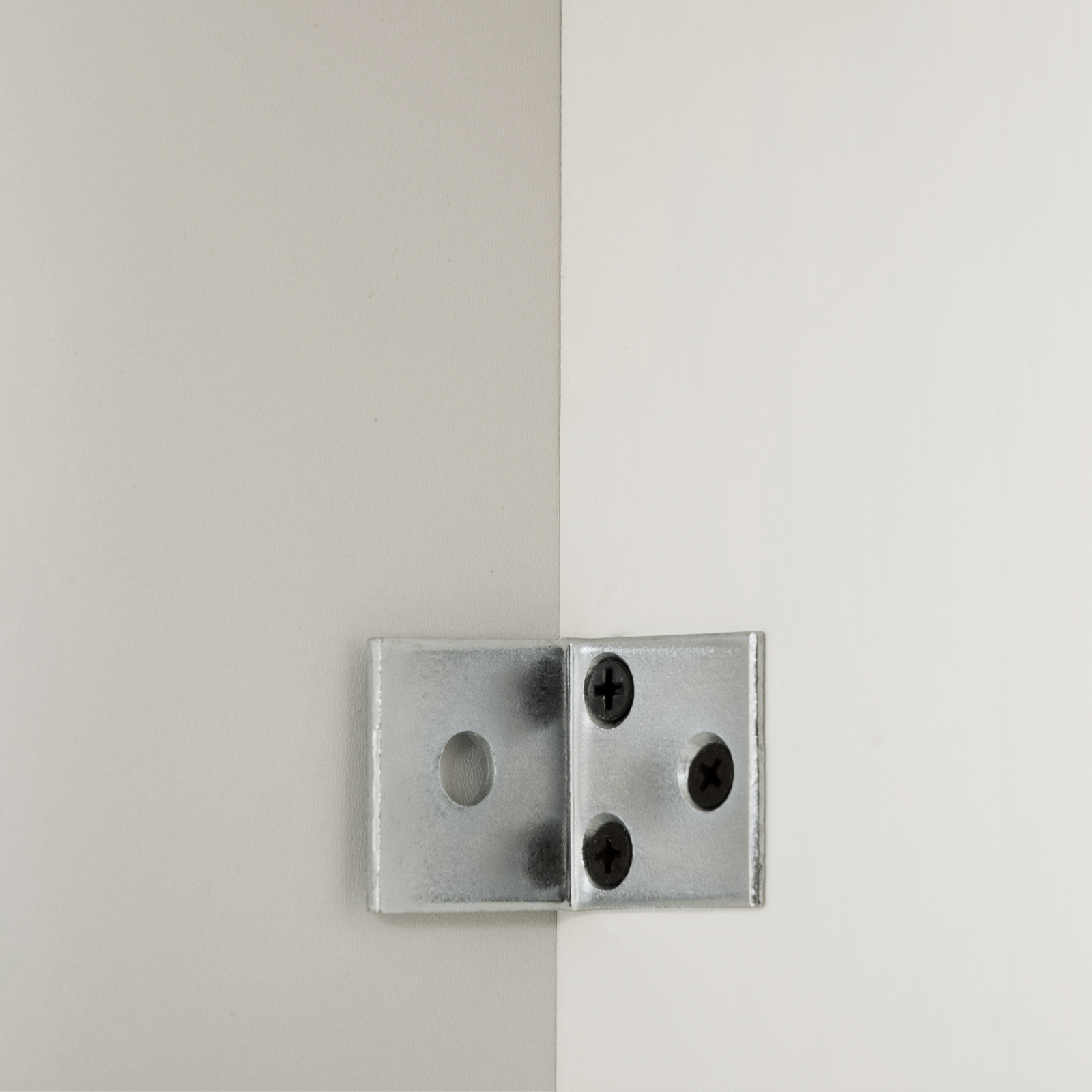Wc szekrény polcokkal tárolóval ajtóval fehér 60 x 27 x 161 cm tömör fenyőfa